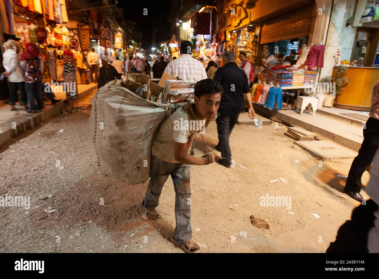 El Cairo, Egipto, 2 de mayo de 2008: Un niño lleva una bolsa de recogida de basura en el Bazar Khan el-Khalili en El Cairo. Foto de stock