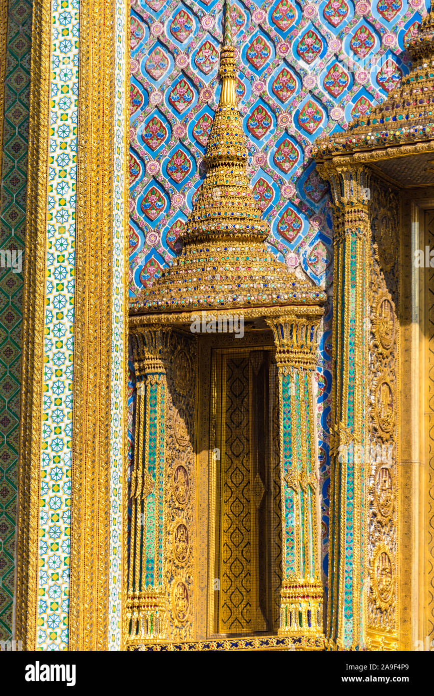 Cerca de un mosaico colorido decoración de ventanas en el Grand Palace, Bangkok Foto de stock