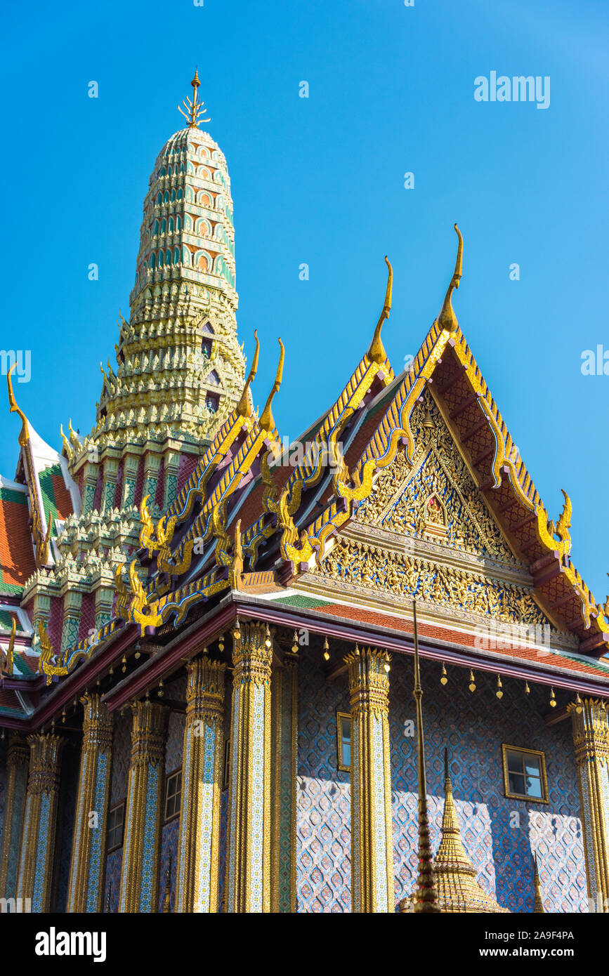 Wat Phra Kaew, templo de Bhuddist stupa contra el cielo azul sobre el fondo Foto de stock