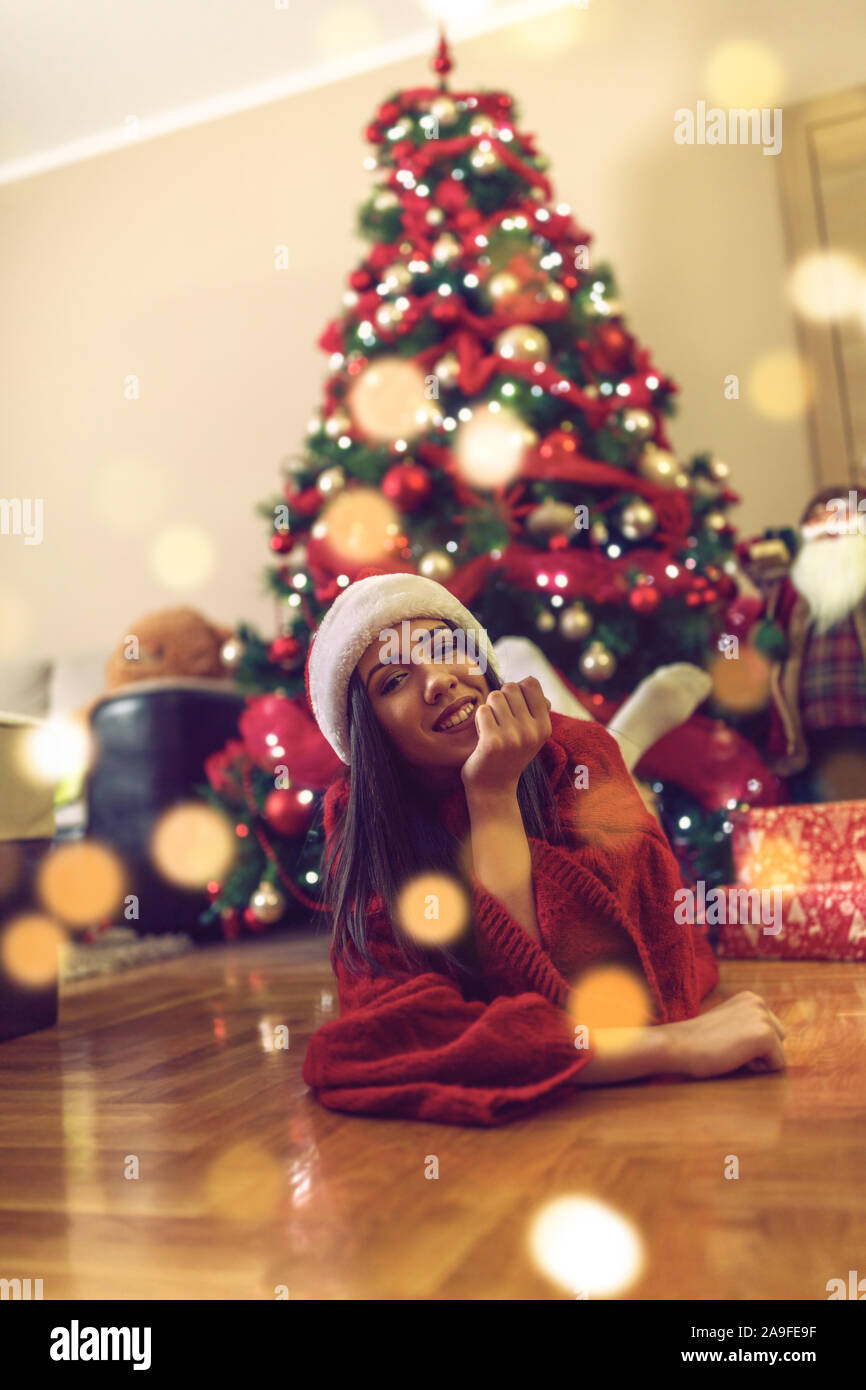 Vacaciones de Navidad y el concepto -Feliz Funny Girl celebrando la Navidad en casa Foto de stock