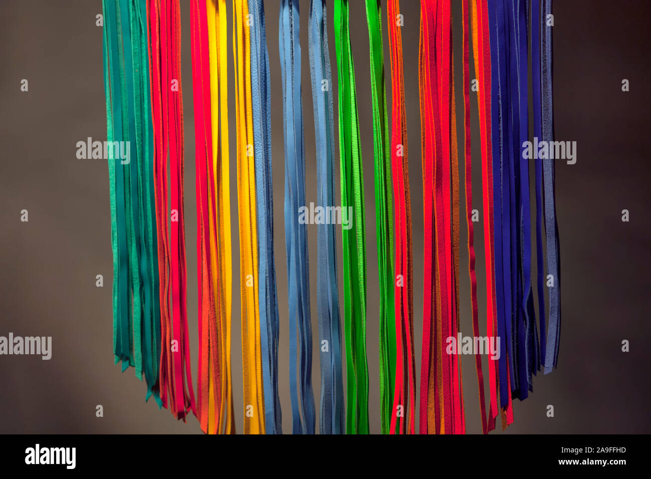 Cintas colgantes de diferentes colores Fotografía de stock - Alamy