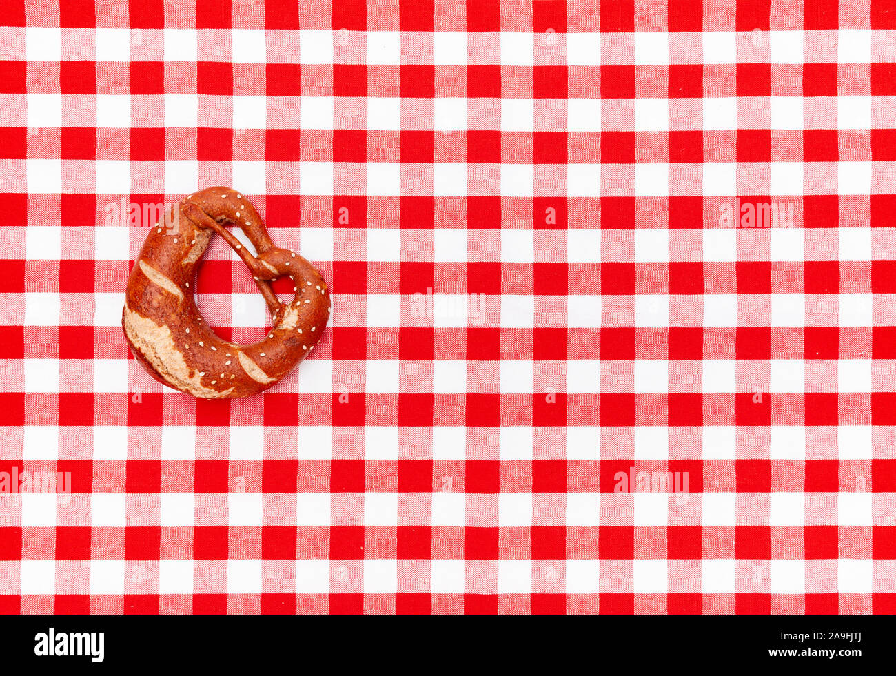 Manteles a cuadros rojos y blancos con el pretzel Foto de stock