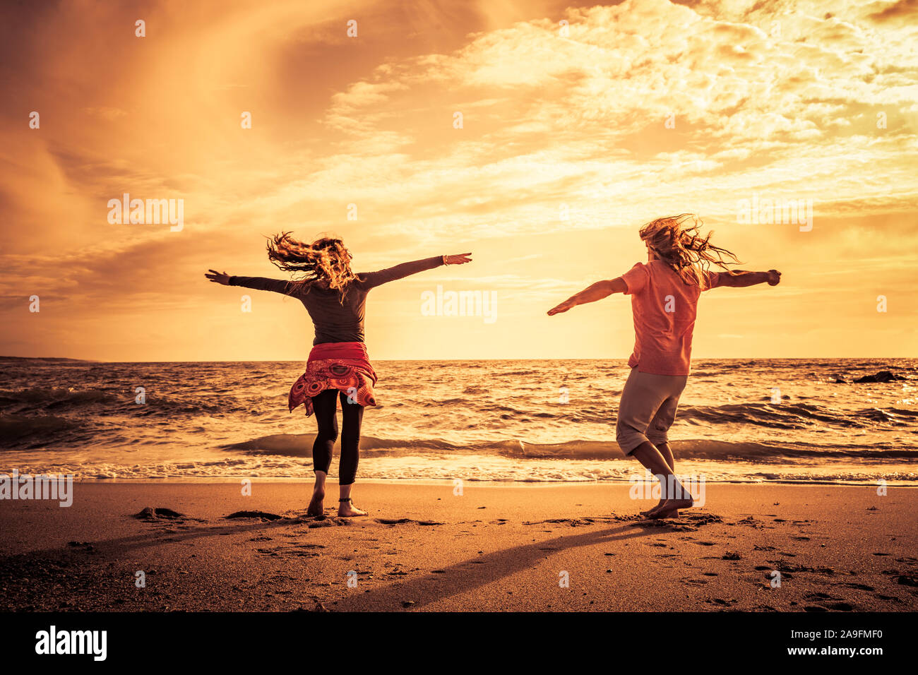 Pareja Feliz En La Playa En El Atardecer Fotografia De Stock Alamy