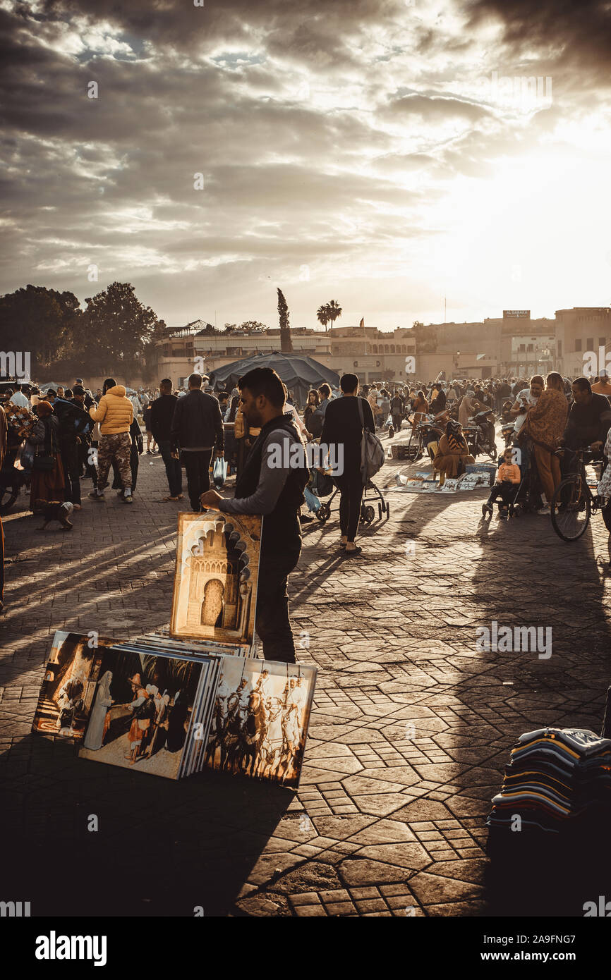 La gente caminando por la plaza de Jamaa El Fna Foto de stock