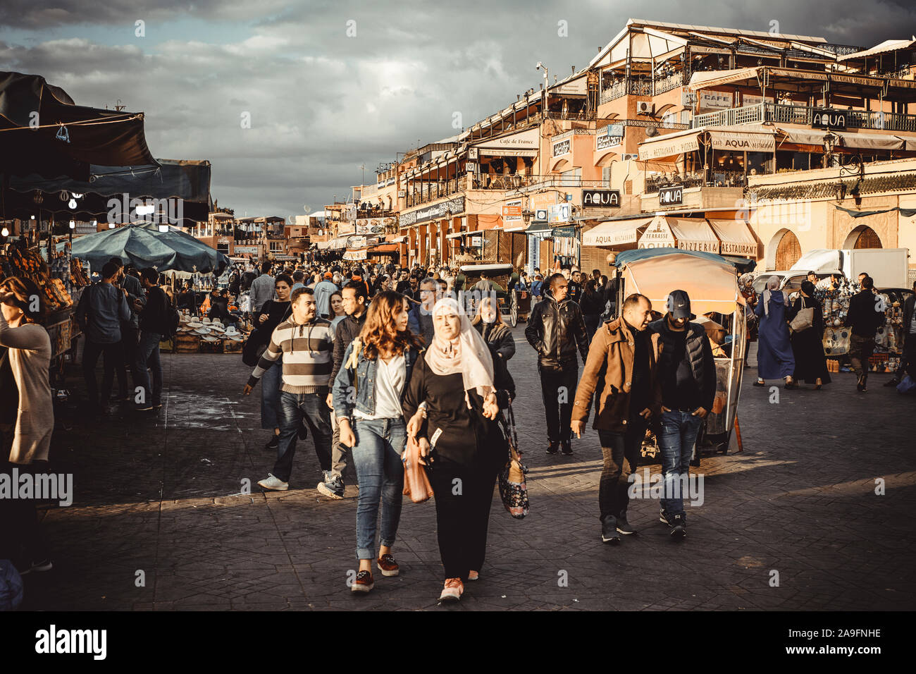 La gente caminando por la plaza de Jamaa El Fna Foto de stock
