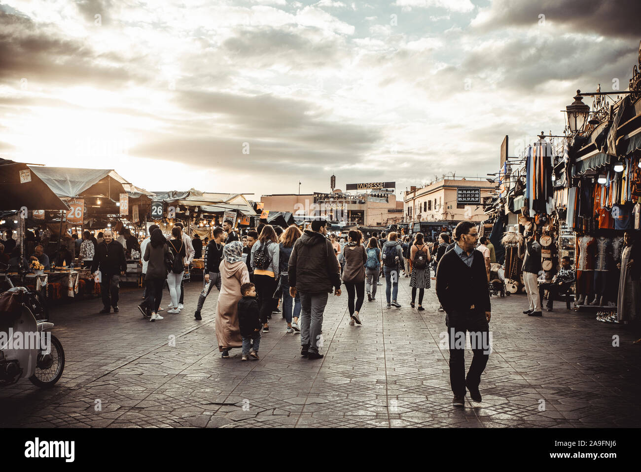 La gente caminando por la plaza de Jamaa El Fna Foto de stock