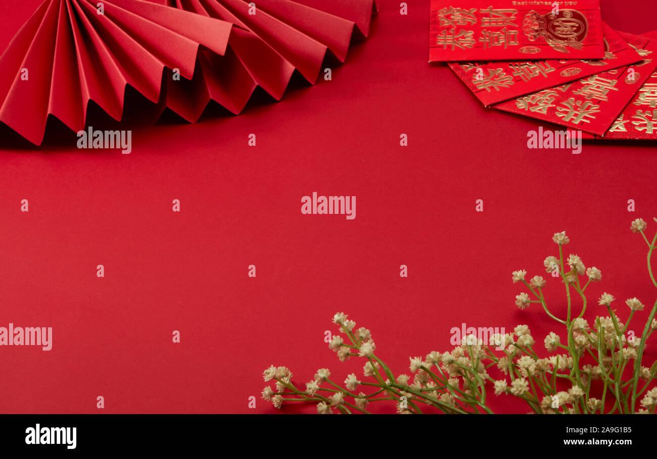 El fondo rojo del tema del Año Nuevo chino, con rojo ventilador plegable y lucky money, florecilla, traducción:prosperidad puede estar con ustedes Foto de stock