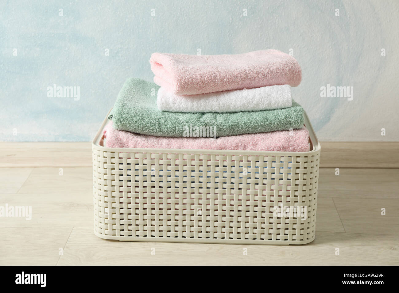 Cesta con ropa limpia en suelos de textura, espacio para texto Fotografía  de stock - Alamy