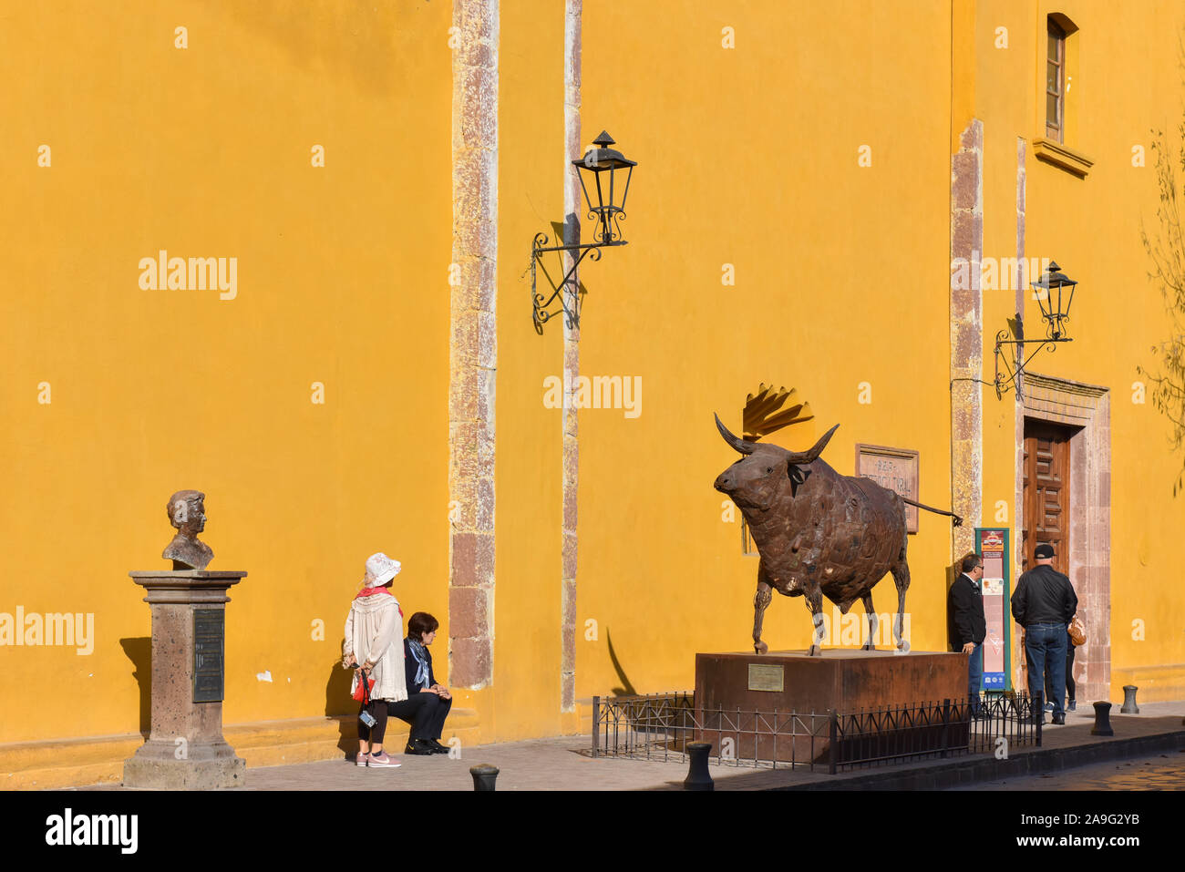 Edificio de Bellas Artes con David Kestenbaum toro de hierro estatua , San Miguel de Allende, México Foto de stock