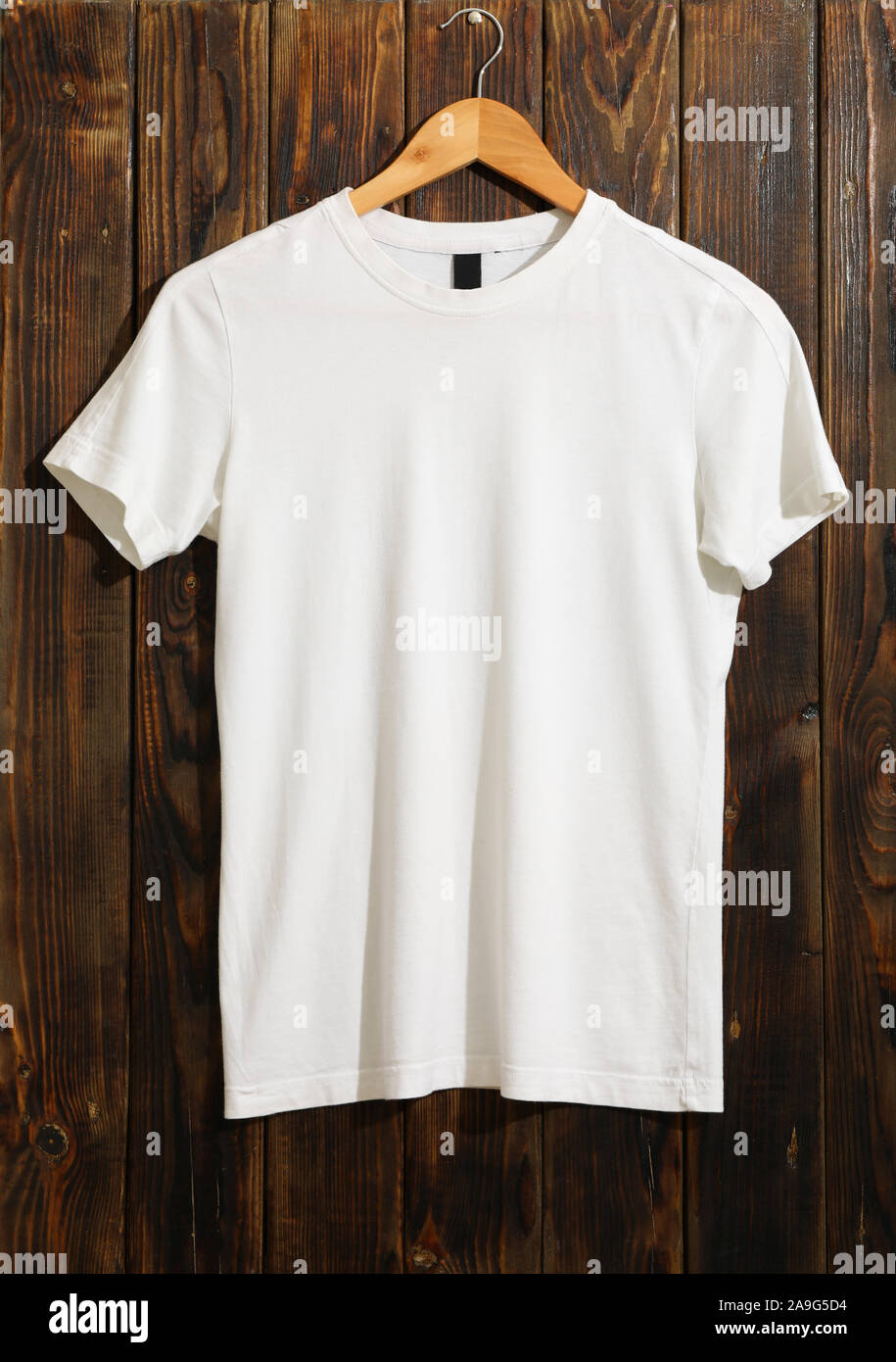 Camiseta blanca con percha fotografías e imágenes de alta resolución - Alamy