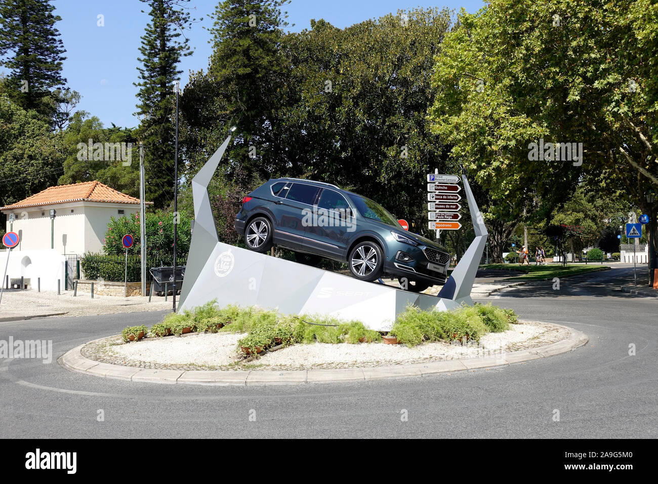 Un asiento Tarraco SUV se muestre en una rotonda en Cascais, Portugal, el asiento está patrocinando las Festas do Mar conciertos 2019 Foto de stock