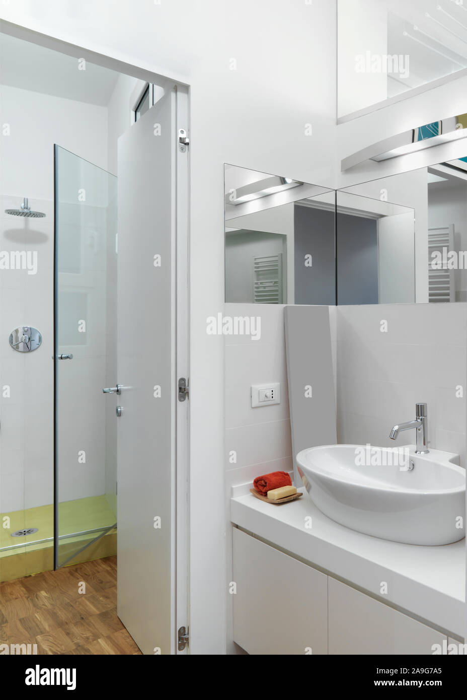Cabina de ducha de mampostería fotografías e imágenes de alta resolución -  Alamy