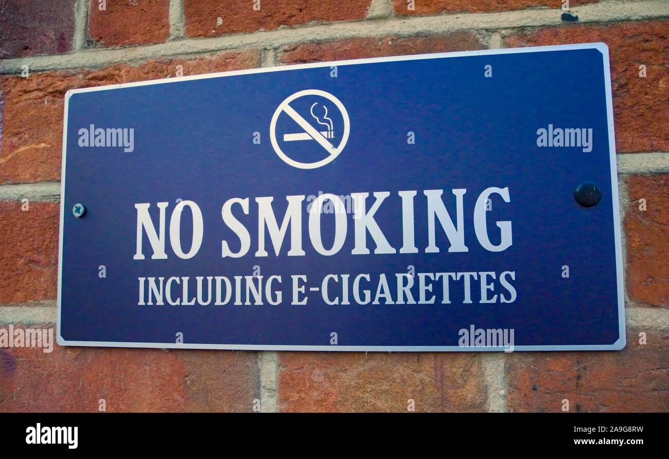 Cada vez más e-cigarrillos están siendo incluidas en los avisos de no fumar que aparecen en todo el Reino Unido Foto de stock