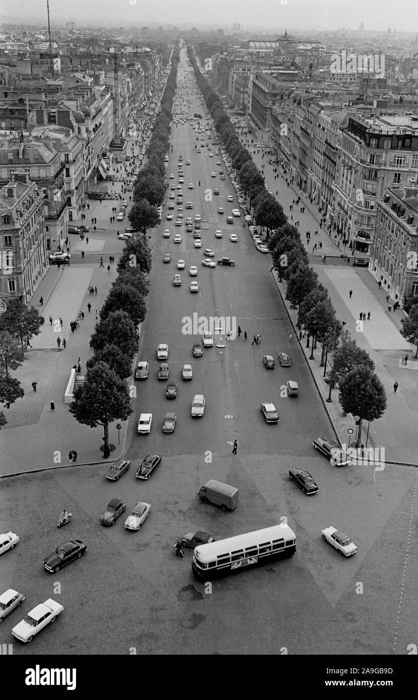 Los Campos Elíseos, en París, Francia, en 1963, visto desde el Arco de Triunfo de l'Étoile Foto de stock