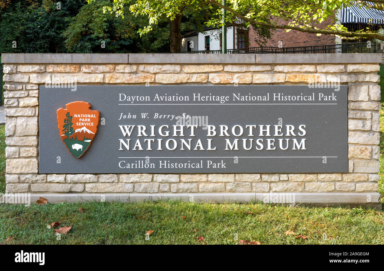 Signo de los hermanos Wright, el Museo Nacional, el parque histórico Carillon, Dayton Aviation Heritage National Historical Park, Dayton, Ohio, EE.UU. Foto de stock