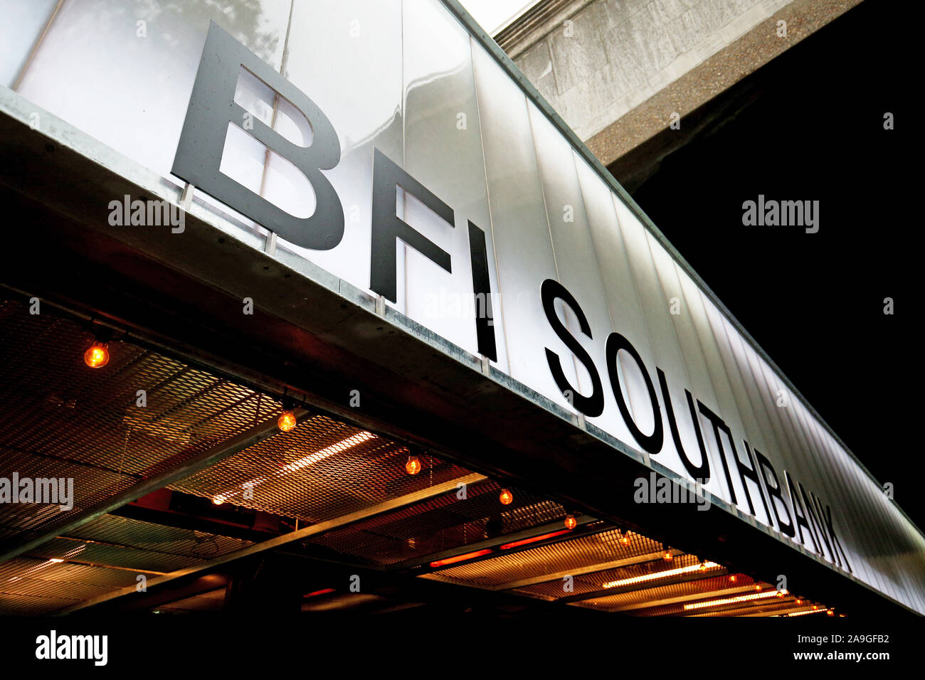 Cerrar vista general del British Film Institute (BFI) firmar encima de la entrada del edificio en la orilla sur de Londres. PA la foto. Imagen Fecha: Viernes 15 de noviembre de 2019. Consulte PA historia . Crédito de la foto debe leer: Jonathan Brady PA/cable Foto de stock