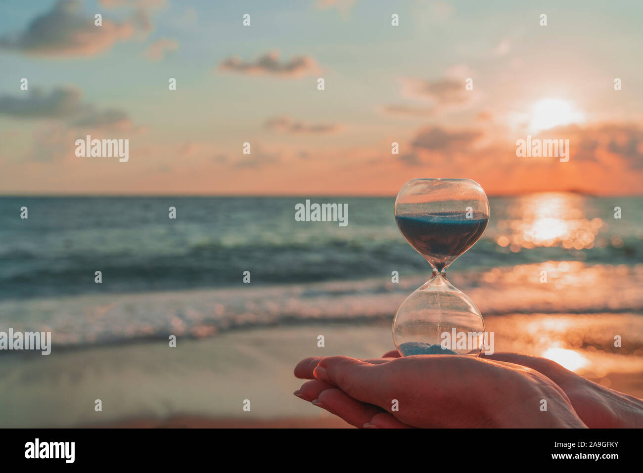 Reloj de arena al atardecer fotografías e imágenes de alta resolución -  Alamy
