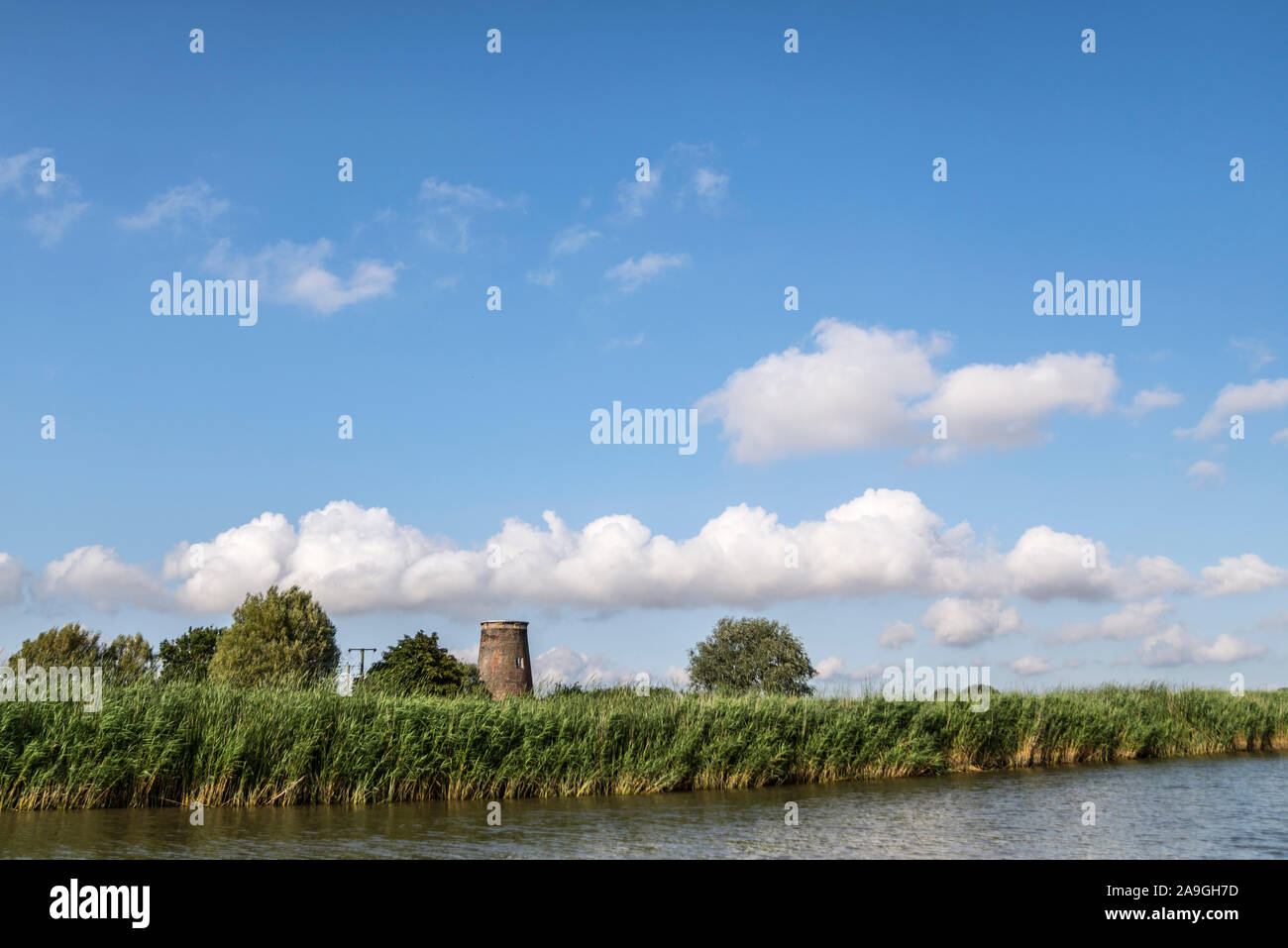 La bomba vieja, Norfolk Broads, REINO UNIDO Foto de stock