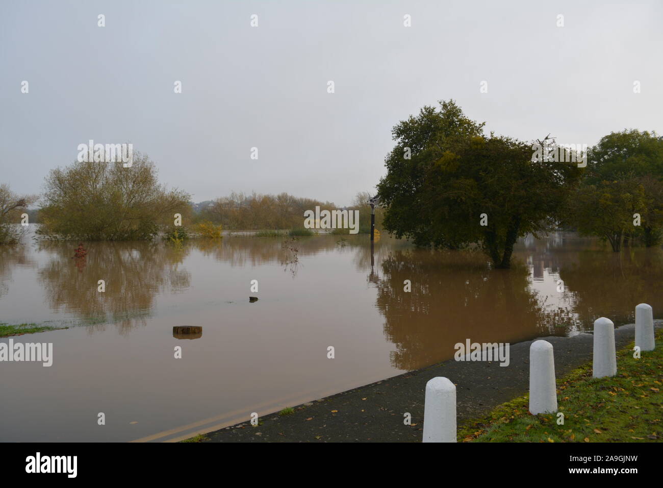 Las aguas de inundación del Río Wye en y alrededor de Ross On Wye Herefordshire re cambio climático invierno defensas fluviales Foto de stock