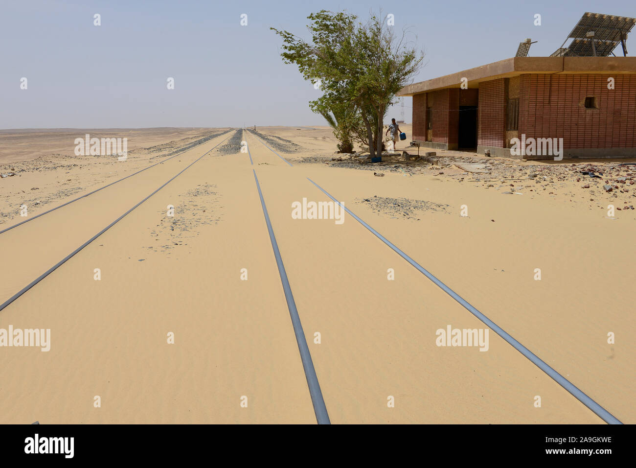 Egipto, el desierto occidental, la línea de ferrocarril de Cairo a Bahariya Oasis, utilizados para el transporte de mineral de hierro, la estación de tren en medio de ninguna parte. Foto de stock