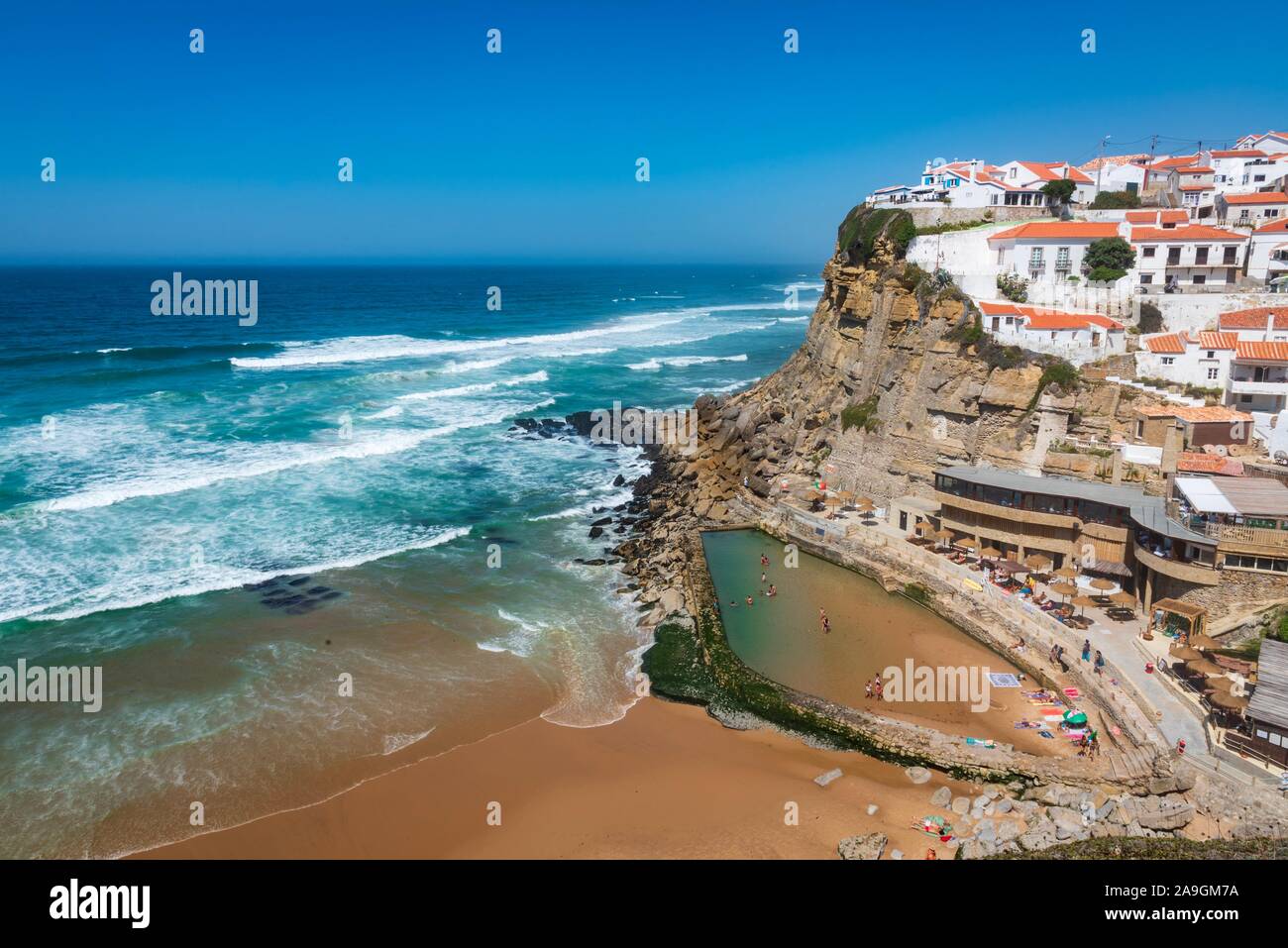 Piscina de agua salada natural en Praia das Azenhas do Mar cerca de Sintra, Portugal. Foto de stock