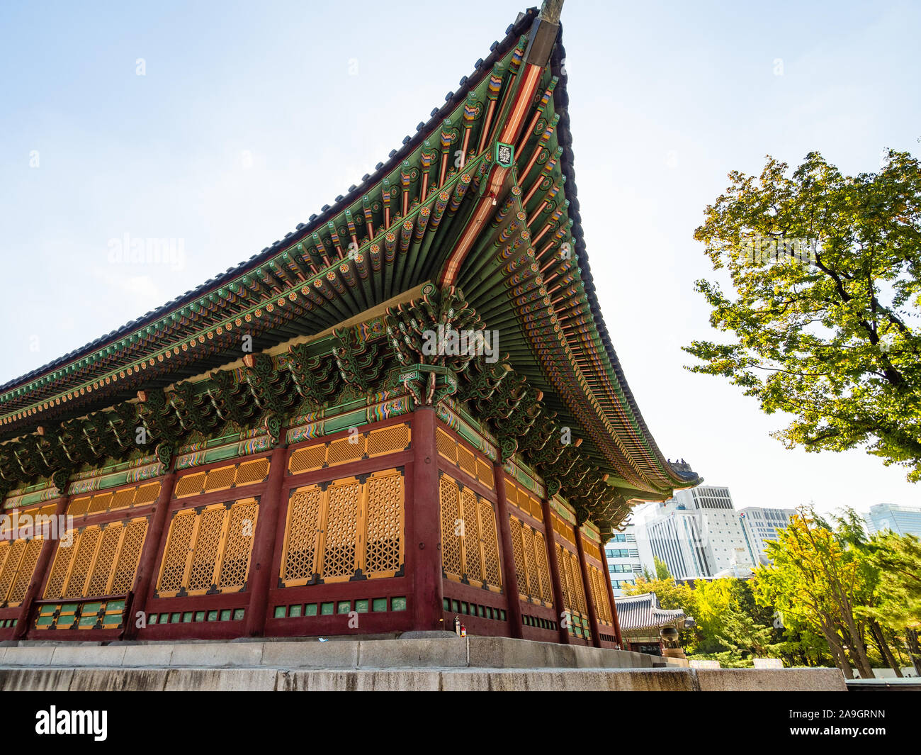 Seúl, Corea del Sur - 30 de octubre de 2019: en la esquina del edificio en Deoksugung (Deoksu Palace) en Seúl. Este complejo es uno de los cinco grandes palacios construidos Foto de stock