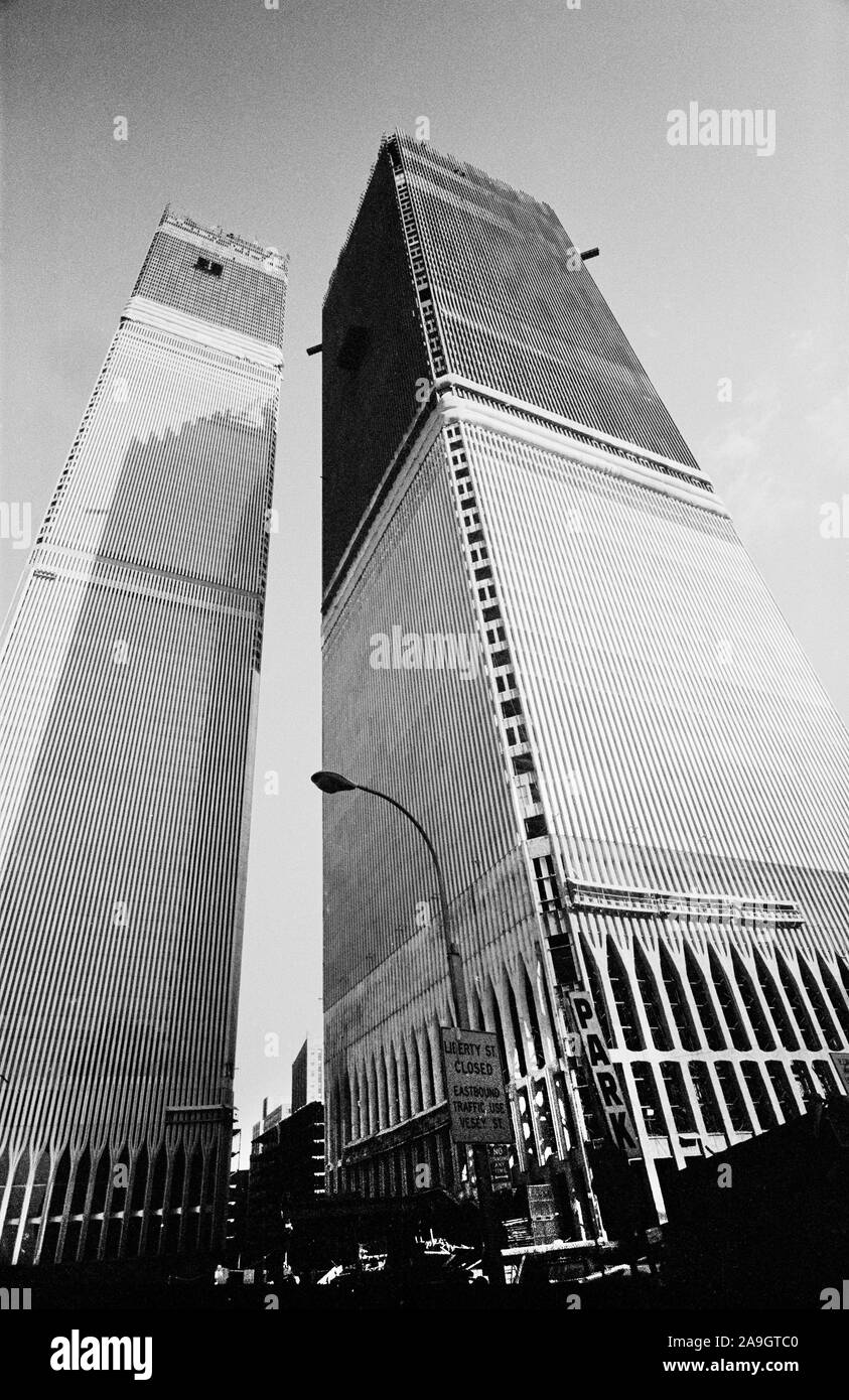 Ángulo de visión baja de las torres gemelas del World Trade Center en  construcción, la ciudad de Nueva York, Nueva York, Estados Unidos,  fotografía por Thomas J. O'Halloran, enero de 1971 Fotografía