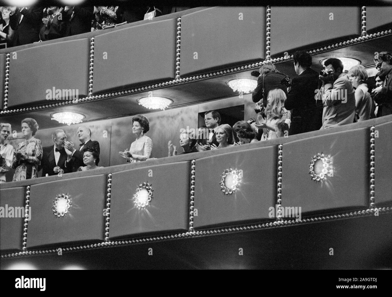 Los miembros de la familia Kennedy, incluyendo Rose Kennedy (centro permanente) en el palco presidencial en la Gala de apertura del Centro John F. Kennedy para las Artes Escénicas, Washington, D.C., Estados Unidos, el fotógrafo Thomas J. O'Halloran, Warren K. Leffler, Septiembre 8, 1971 Foto de stock