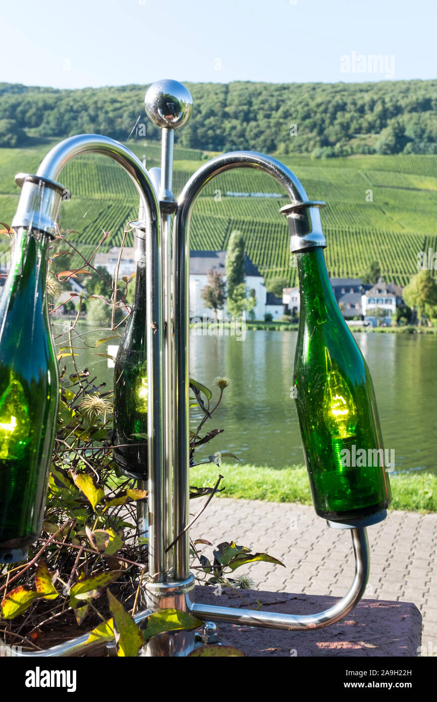 Lámpara de pie que incorpora tres botellas de vino con los viñedos de  Piesport más allá Fotografía de stock - Alamy