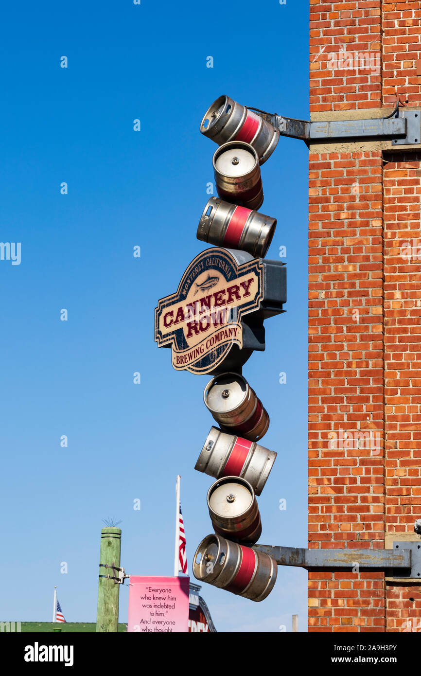 Signo de barriles de cerveza, Cannery Row Brewery, en el lateral de un edificio de ladrillo. Cannery Row, Monterey, California, Estados Unidos de América Foto de stock