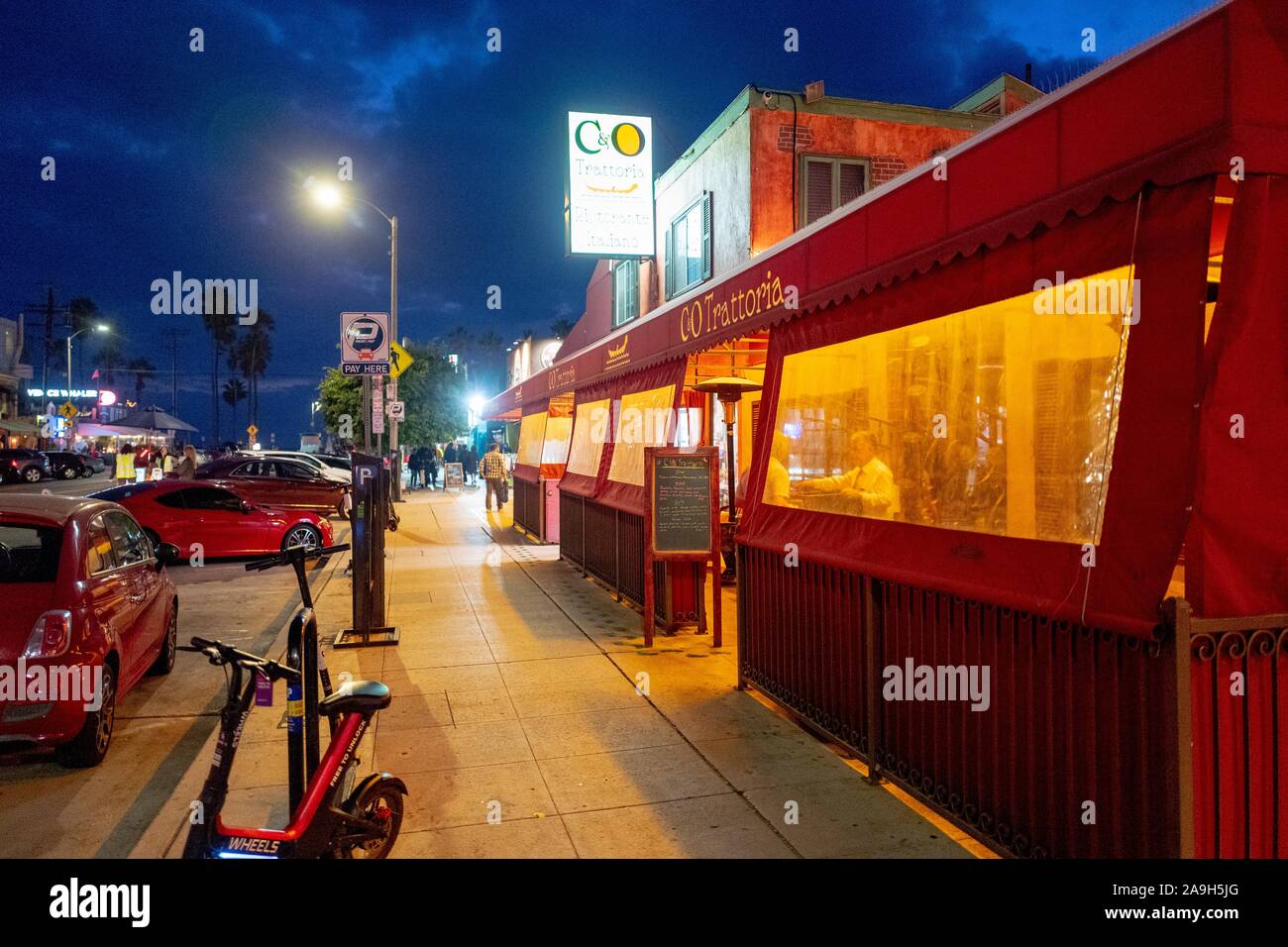Los restaurantes son visibles en la noche a lo largo de Washington Blvd, una de las calles principales de Venecia, la ciudad de Los Angeles, California, 27 de octubre de 2019. () Foto de stock