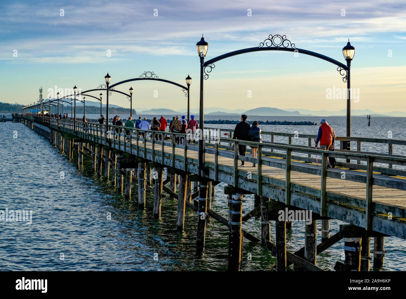 La gente disfruta de un paseo en White Rock Pier, White Rock, British Columbia, Canadá Foto de stock