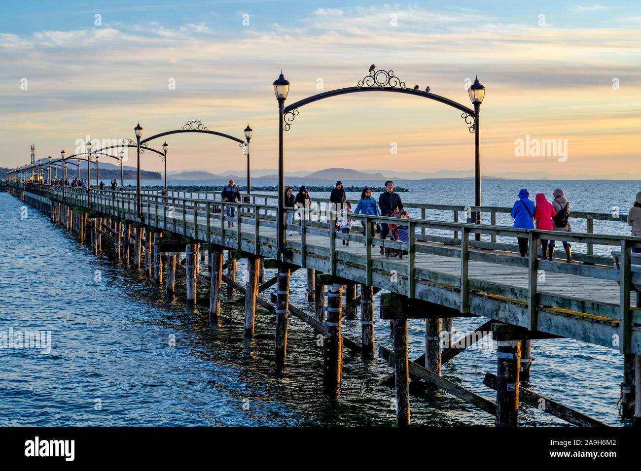 La gente disfruta de un paseo en White Rock Pier, White Rock, British Columbia, Canadá Foto de stock