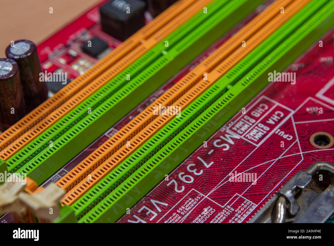 Ranuras de memoria RAM en una placa roja Foto de stock