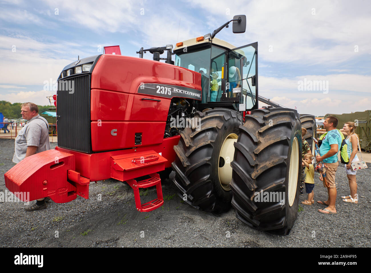 Sambek, la región de Rostov, Rusia, 28 de junio de 2019: potente tractor moderno Rostselmash RSM-2375 Foto de stock