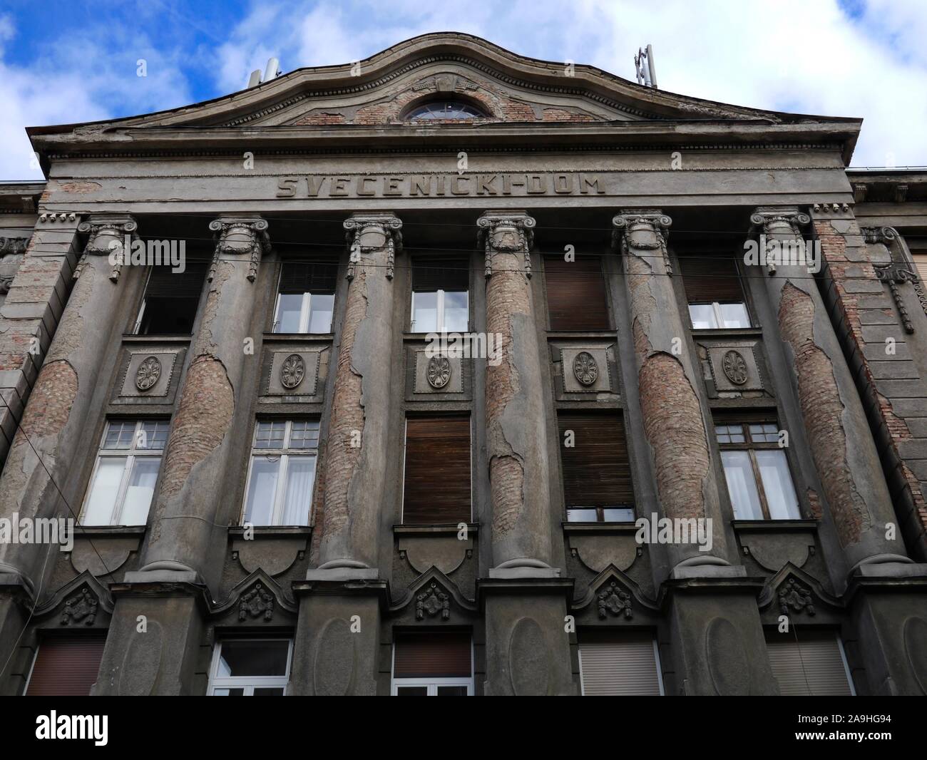 Edificio rústico. PriestlyHouse viejo construido en la secesión