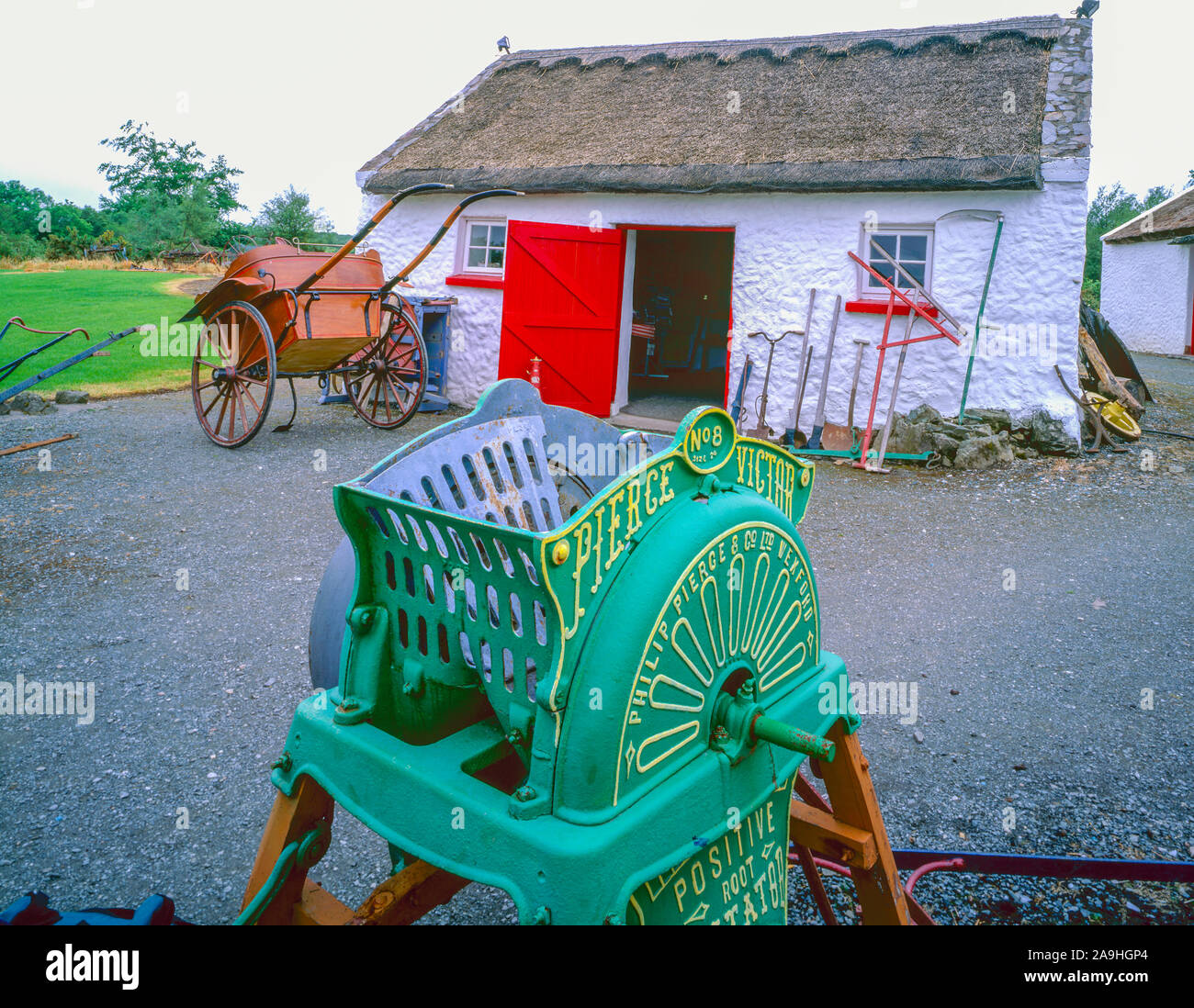 Casita con techo de paja en Donegal, Condado Republis Donega, de Irlanda, la Cabaña tradicional irlandés con artefactos Foto de stock