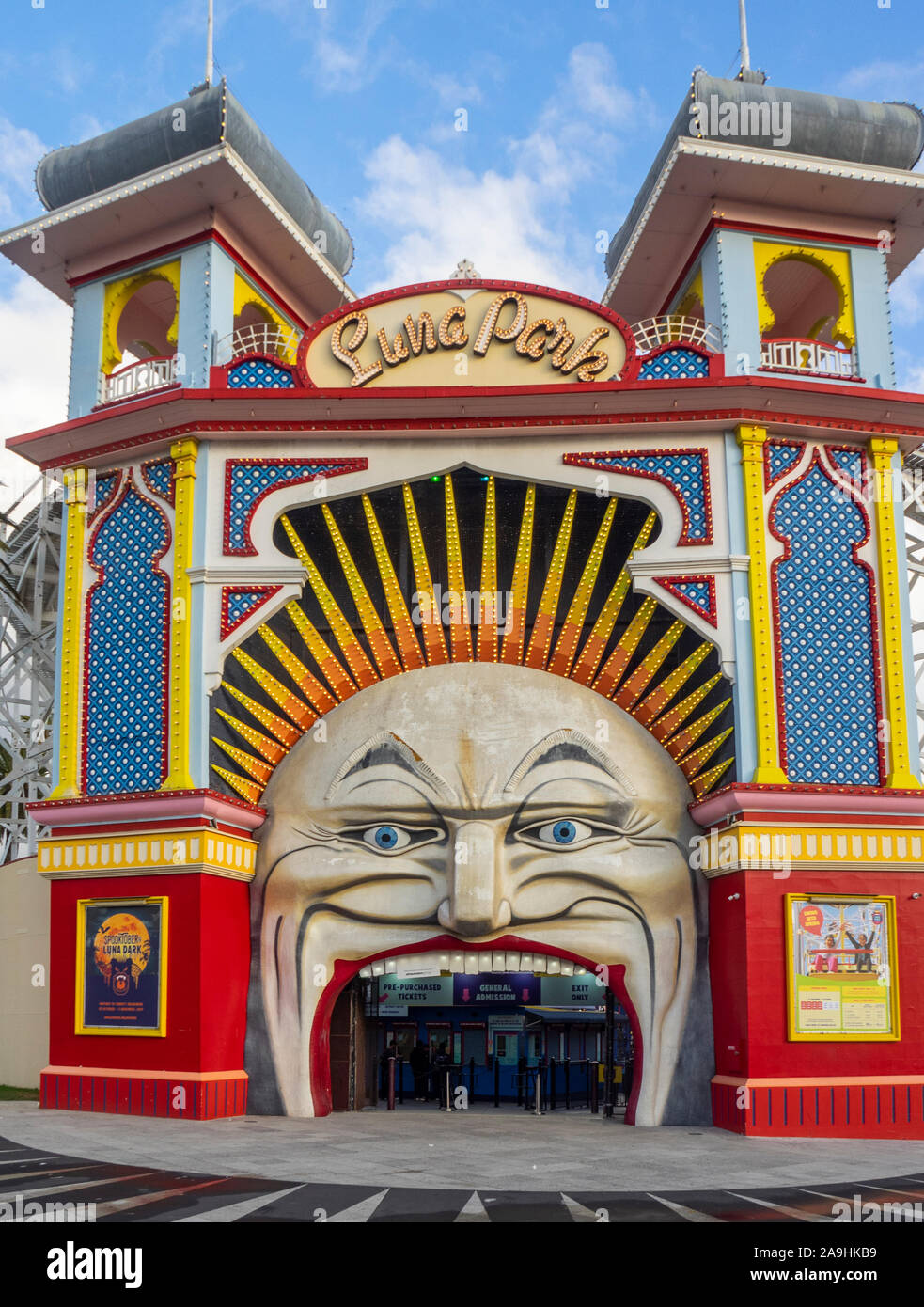 Señor icónica Cara de luna entrada al parque de atracciones Luna Park, recinto ferial de St Kilda Melbourne, Victoria, Australia. Foto de stock