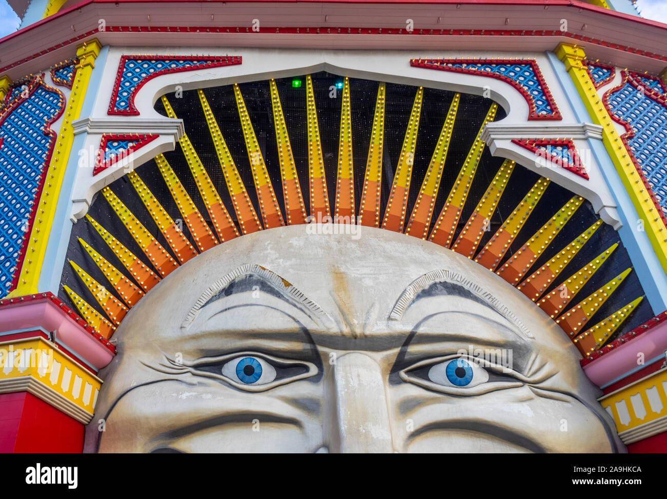 Señor icónica Cara de luna entrada al parque de atracciones Luna Park, recinto ferial de St Kilda Melbourne, Victoria, Australia. Foto de stock