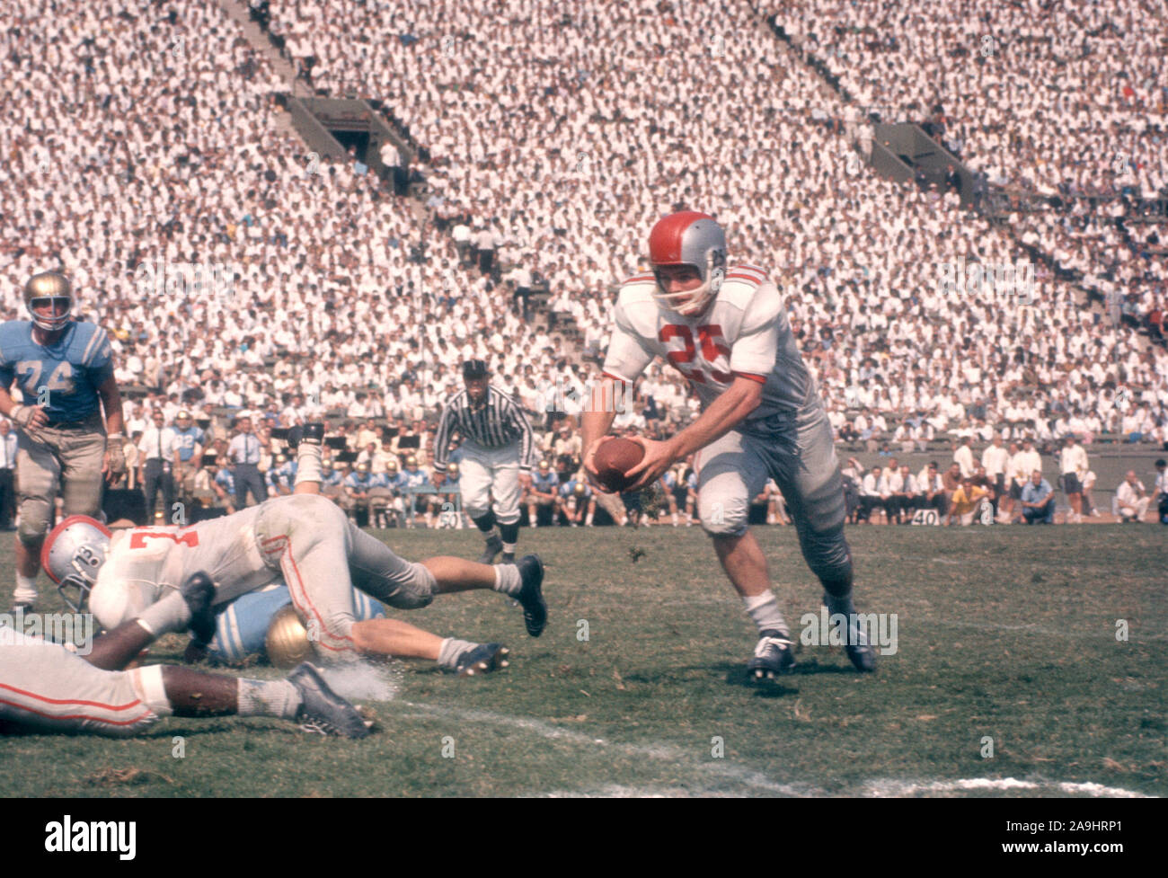 LOS ANGELES, CA - 6 de octubre: John Mummey #25 de la Ohio State Buckeyes corre con el balón durante un partido contra el NCAA UCLA Bruins en Octubre 6, 1962 en el Los Angeles Memorial Coliseum en Los Angeles, California. (Foto por Hy Peskin) (número de registro: X8760) *** Local Caption *** John Mummey Foto de stock