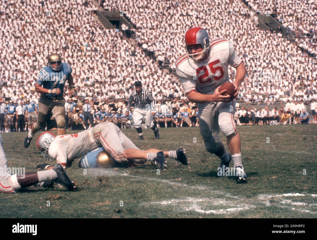 LOS ANGELES, CA - 6 de octubre: John Mummey #25 de la Ohio State Buckeyes corre con el balón durante un partido contra el NCAA UCLA Bruins en Octubre 6, 1962 en el Los Angeles Memorial Coliseum en Los Angeles, California. (Foto por Hy Peskin) (número de registro: X8760) *** Local Caption *** John Mummey Foto de stock