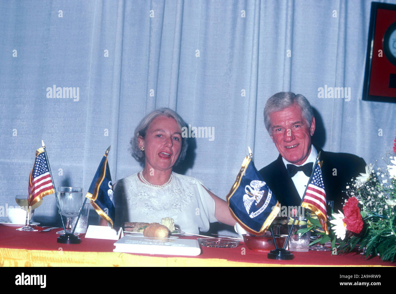 NEW ORLEANS, LA - 24 DE JUNIO: Byron Duneau se sienta en una mesa durante 1982 la Academia de Logros Premios placa de oro el 24 de junio de 1982 en Nueva Orleans, Luisiana. (Foto por Hy Peskin) *** Local Caption *** Byron Duneau Foto de stock