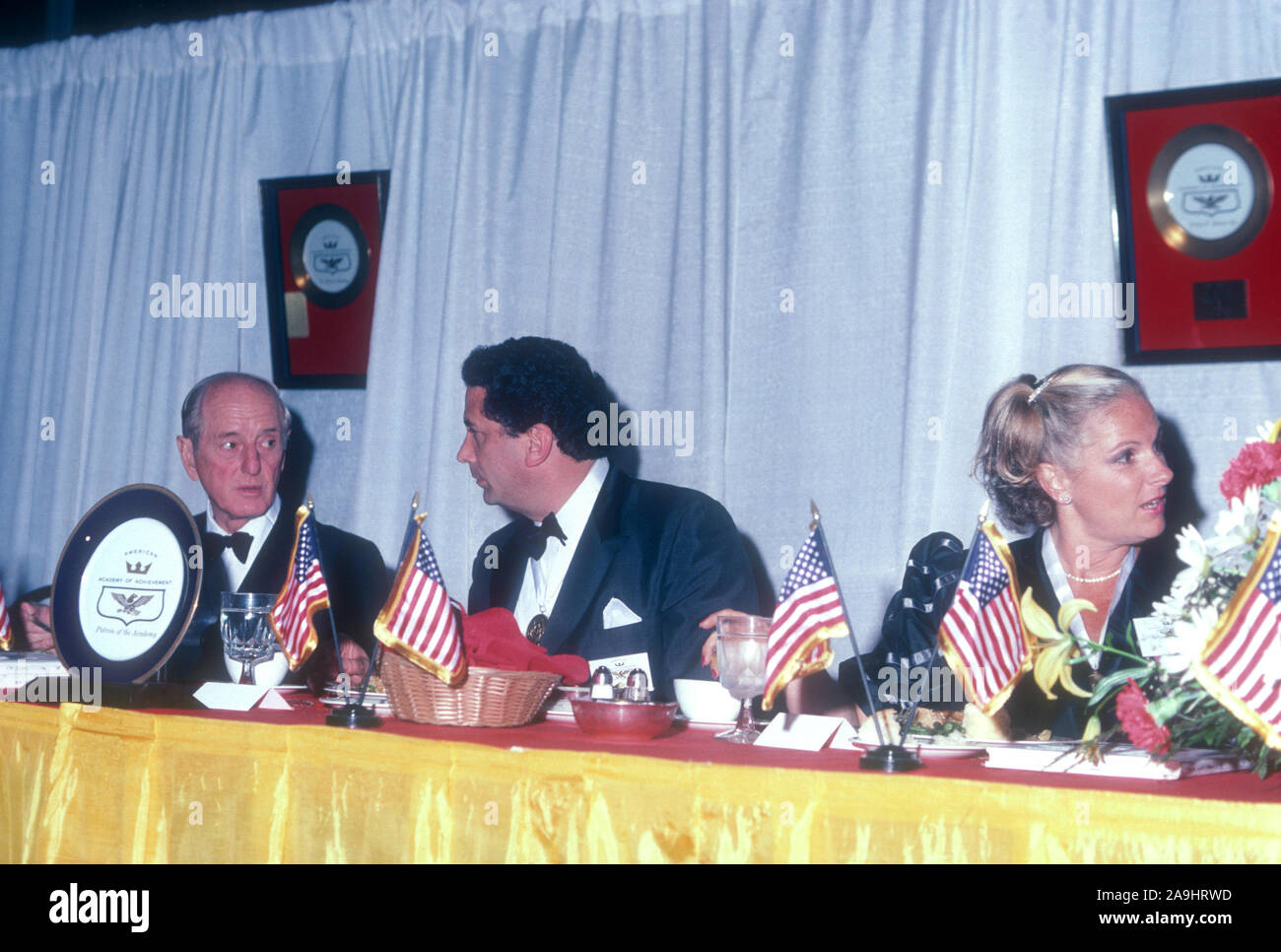 NEW ORLEANS, LA - 24 DE JUNIO: Ernie Holmes y Irwin Jacobs sentarse en una mesa durante 1982 la Academia de Logros Premios placa de oro el 24 de junio de 1982 en Nueva Orleans, Luisiana. (Foto por Hy Peskin) *** Local Caption *** Ernie Holmes;Irwin Jacobs Foto de stock