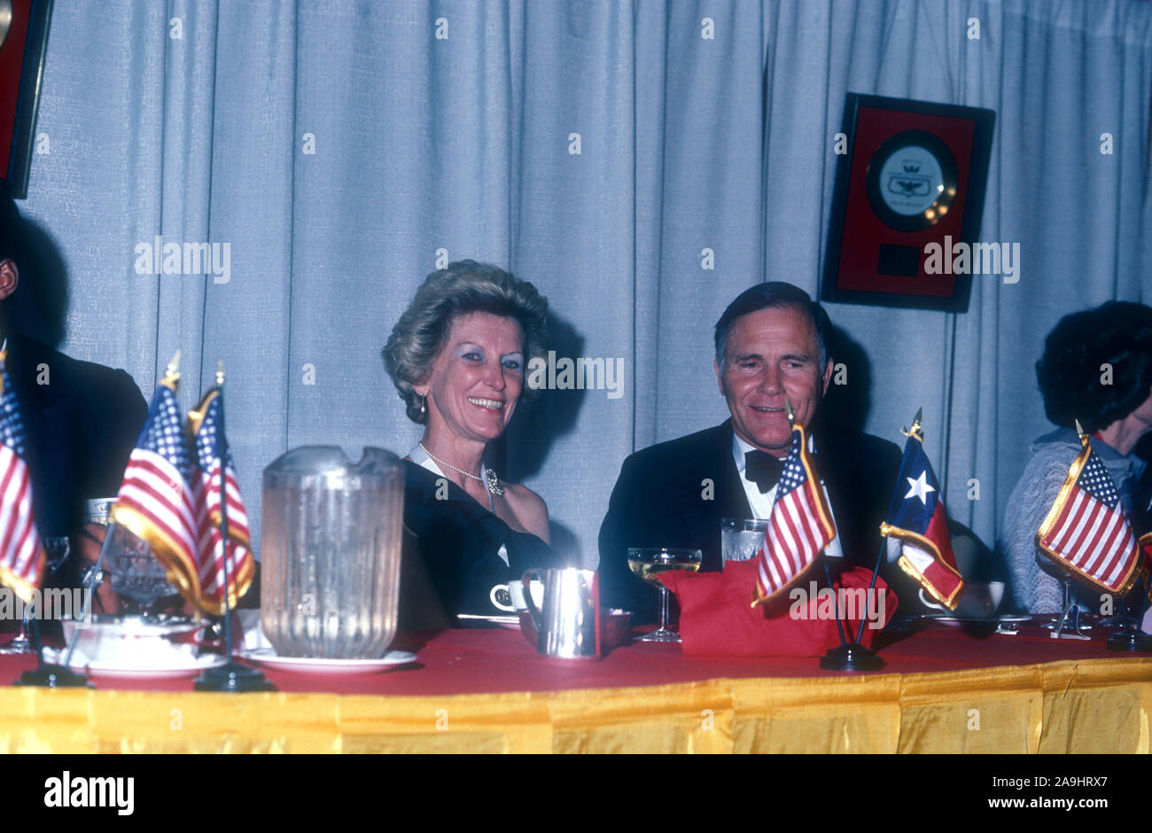 NEW ORLEANS, LA - 24 de junio: El Sr. y la Sra. Richard Haynes, sentarse en una mesa durante 1982 la Academia de Logros Premios placa de oro el 24 de junio de 1982 en Nueva Orleans, Luisiana. (Foto por Hy Peskin) Foto de stock
