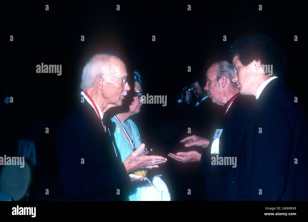 NEW ORLEANS, LA - 24 de junio: El Dr. George D. Snell, Sc.D.' el premio Nobel en Medicina" conversaciones con el Padre Ritter durante 1982 la Academia de Logros Premios placa de oro el 24 de junio de 1982 en Nueva Orleans, Luisiana. (Foto por Hy Peskin) *** Local Caption *** George D. Snell;Padre Ritter Foto de stock