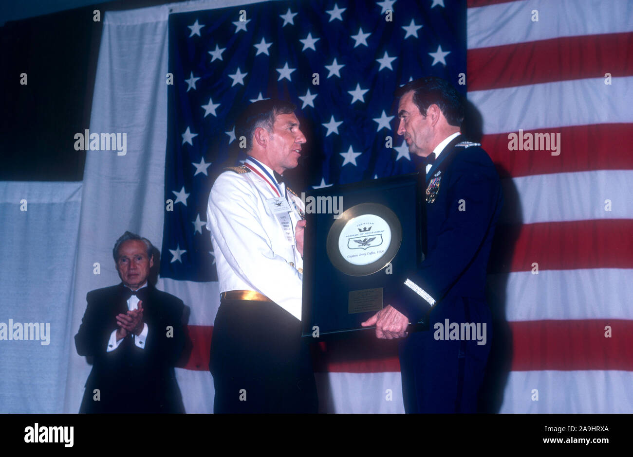 NEW ORLEANS, LA - 24 de junio: El Capitán Gerald L. Café, USN, recibe una placa dorada del General David Jones para 'prisionero de guerra heroica" durante el año 1982 la Academia de Logros Premios placa de oro el 24 de junio de 1982 en Nueva Orleans, Luisiana. (Foto por Hy Peskin) Foto de stock