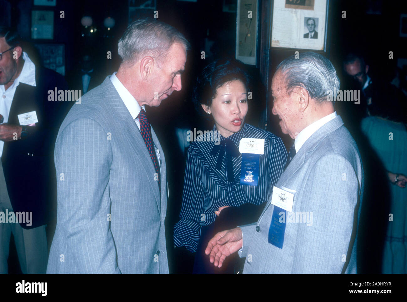 NEW ORLEANS, LA - 24 de junio: el General John W. Vessey, Jr. conversaciones con Liem Ying Chow durante 1982 la Academia de Logros Premios placa de oro el 24 de junio de 1982 en Nueva Orleans, Luisiana. (Foto por Hy Peskin) *** Local Caption *** John W. Vessey, Jr.;Liem Ying Chow Foto de stock