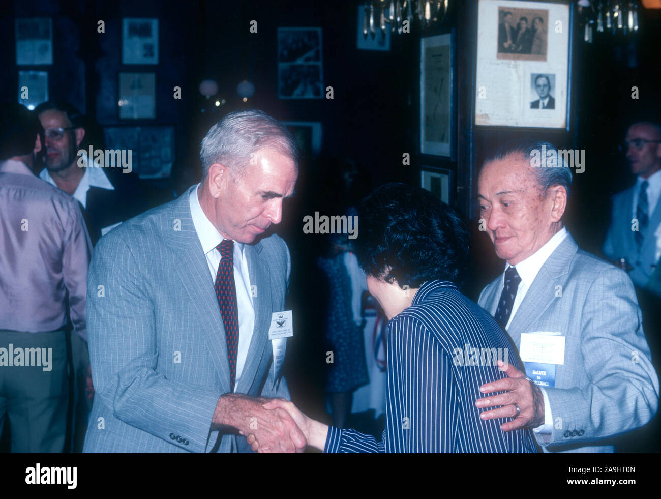 NEW ORLEANS, LA - 24 de junio: el General John W. Vessey, Jr. conversaciones con Liem Ying Chow durante 1982 la Academia de Logros Premios placa de oro el 24 de junio de 1982 en Nueva Orleans, Luisiana. (Foto por Hy Peskin) *** Local Caption *** John W. Vessey, Jr.;Liem Ying Chow Foto de stock