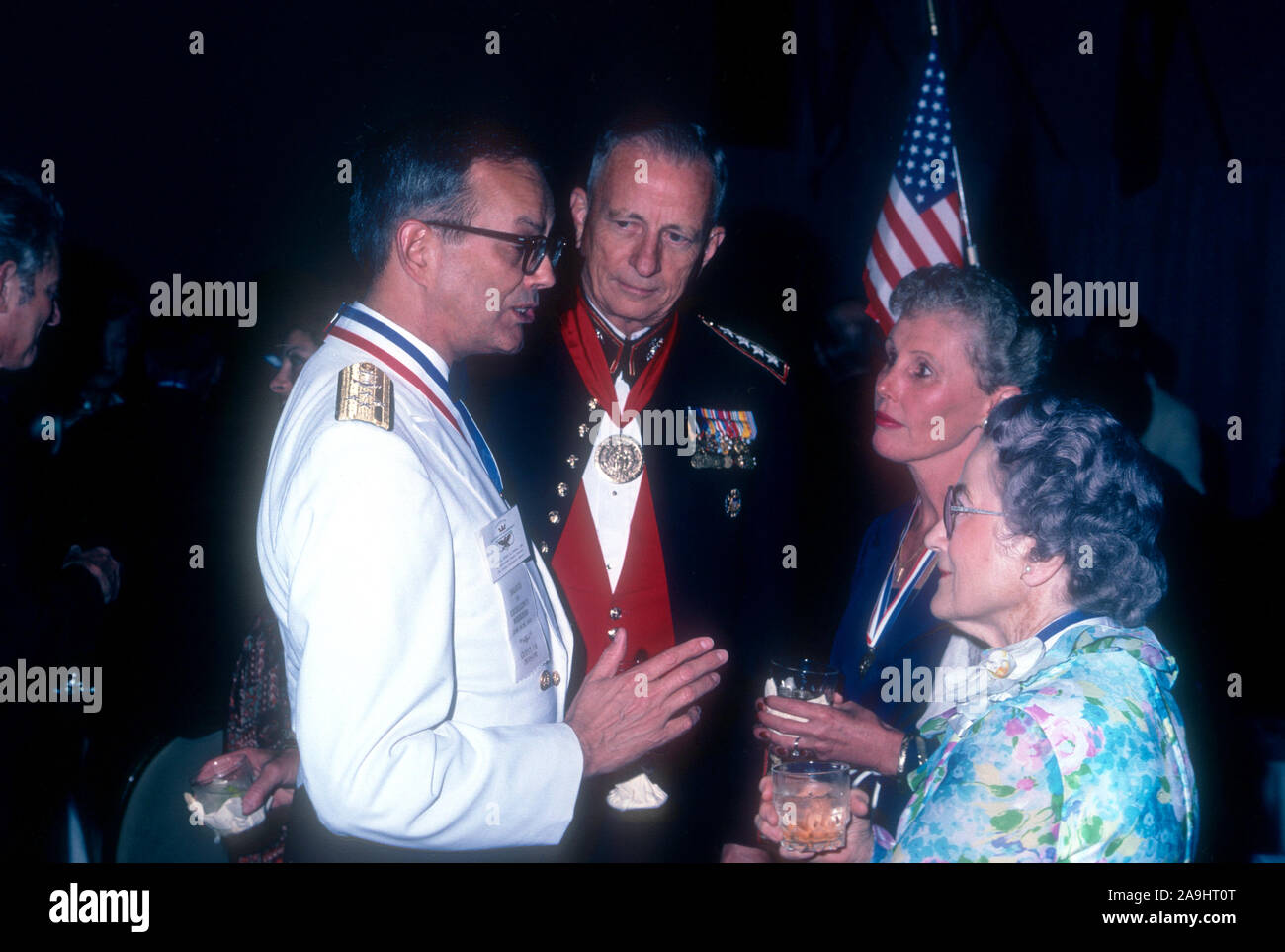 NEW ORLEANS, LA - 24 de junio: el almirante Bobby R. Inman conversaciones con Susie Sharp durante 1982 la Academia de Logros Premios placa de oro el 24 de junio de 1982 en Nueva Orleans, Luisiana. (Foto por Hy Peskin) *** Local Caption *** Bobby R. Inman;Susie Sharp Foto de stock