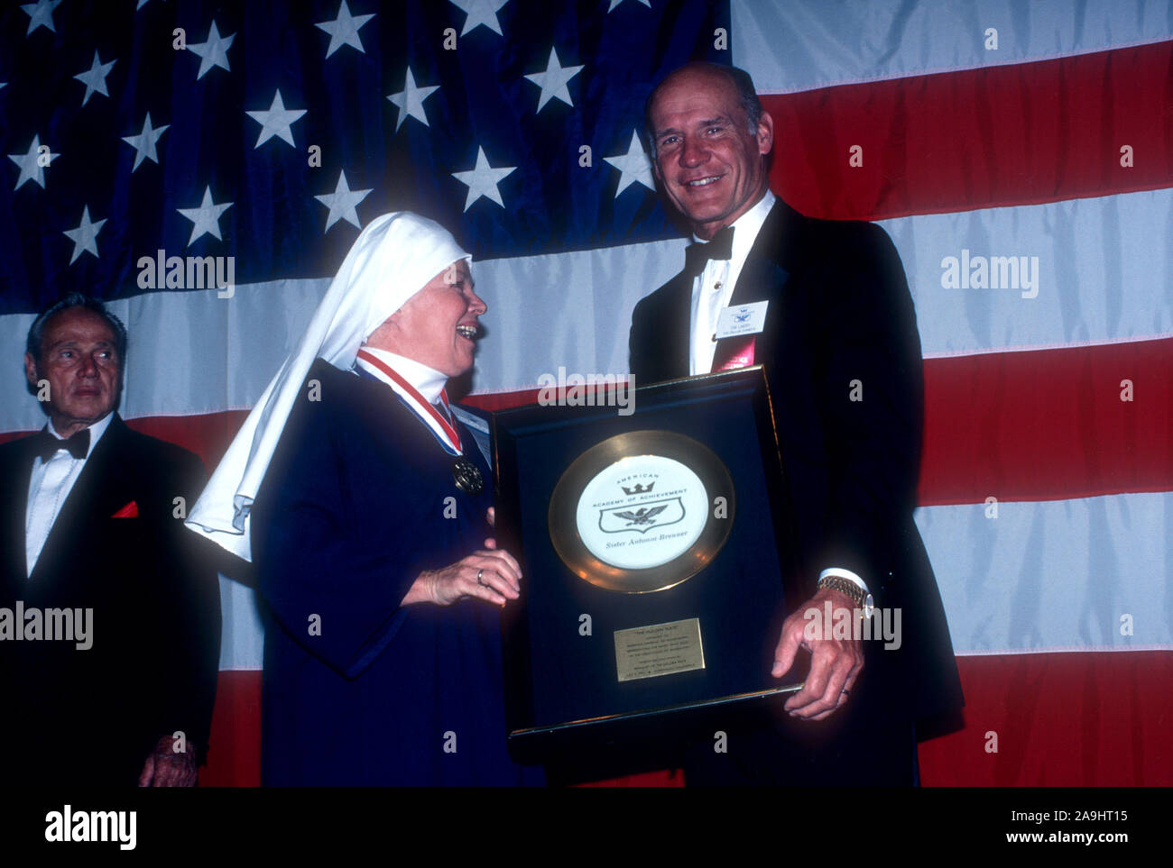 Julio de 1983: la Madre Antonia Brenner recibe una placa dorada de Dallas Cowboys head coach Tom Landry para 'Angel' de la cárcel durante el año 1983 la Academia de Logros Premios placa de oro alrededor de julio de 1983. (Foto por Hy Peskin) *** Local Caption *** Antonia Brenner;Tom Landry Foto de stock